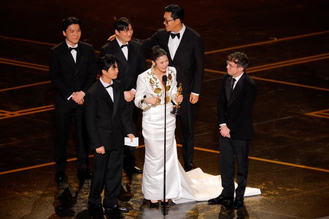 <p>Interrumpen discurso de aceptación de compositores de ‘Las guerreras K-pop’ en los Oscar</p>