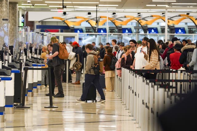 <p>Un funcionario de la Administración Trump advirtió de que el actual cierre del Departamento de Seguridad Nacional de EE. UU. podría provocar la clausura de aeropuertos en el país</p>
