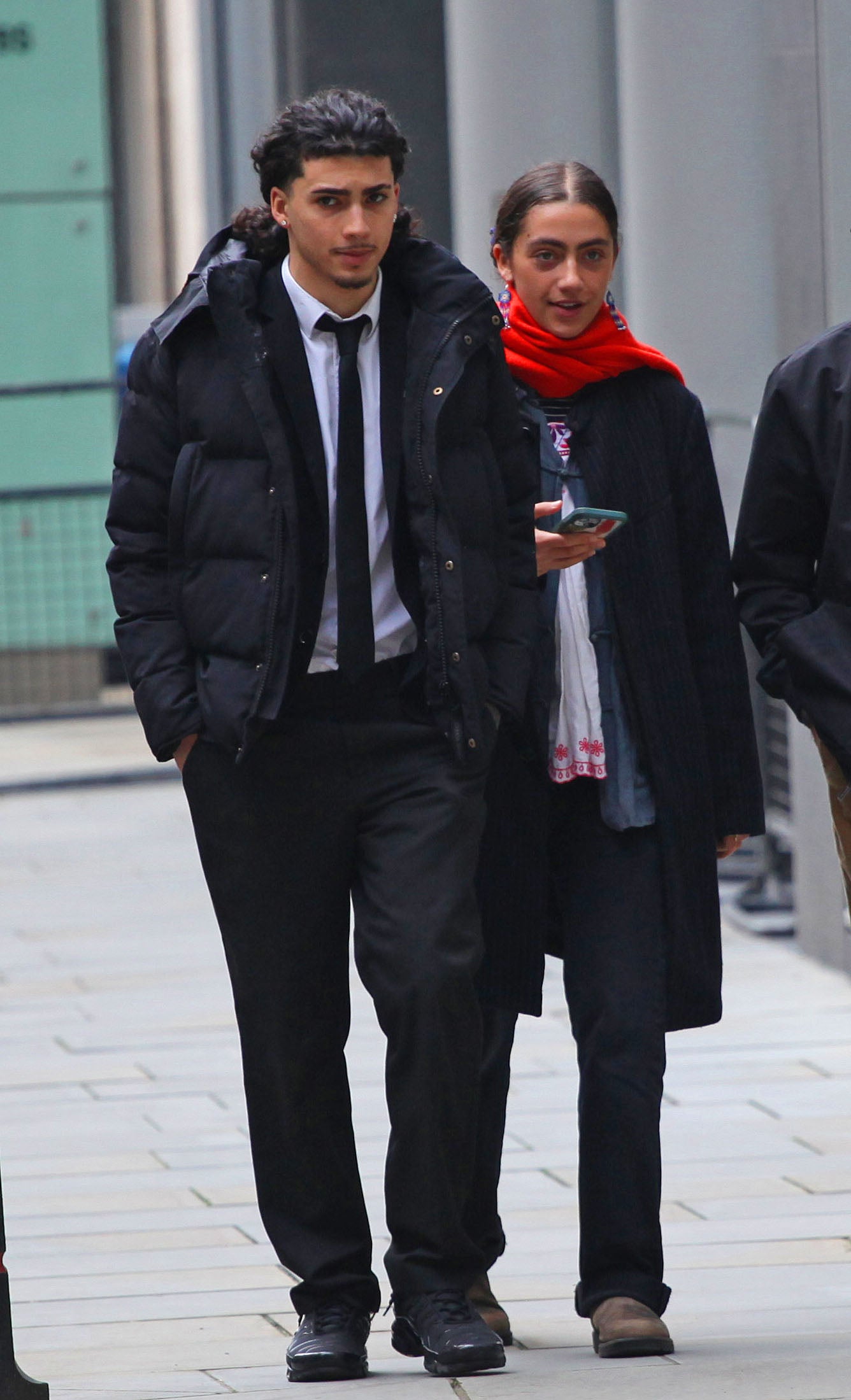 Aryan Moaven and his sister Elis Teixeira Moaven in front of the Supreme Court