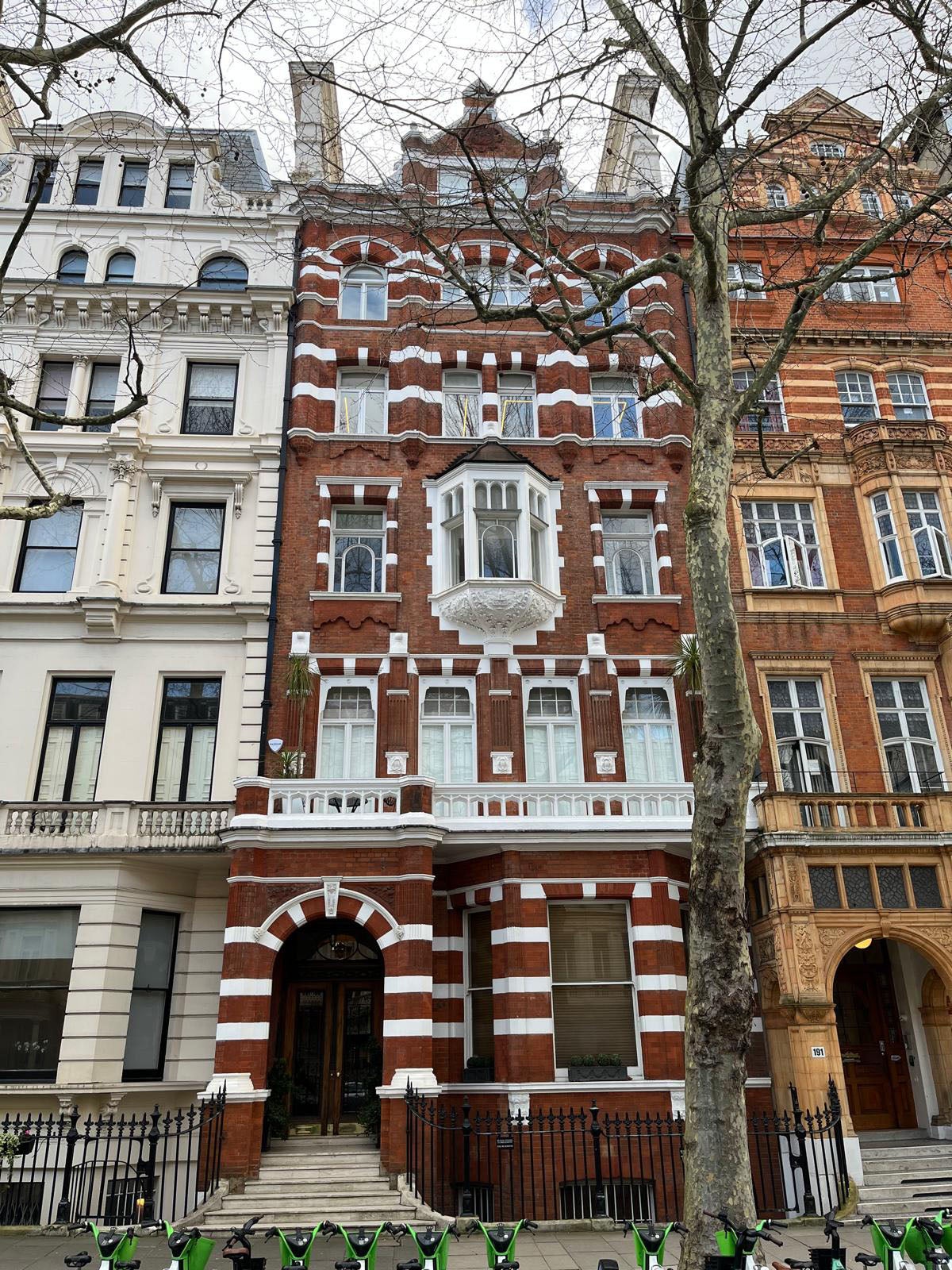 A flat at this Queen's Gate property is at the center of a dispute between Gabriela Teixeira and Amir Moaven