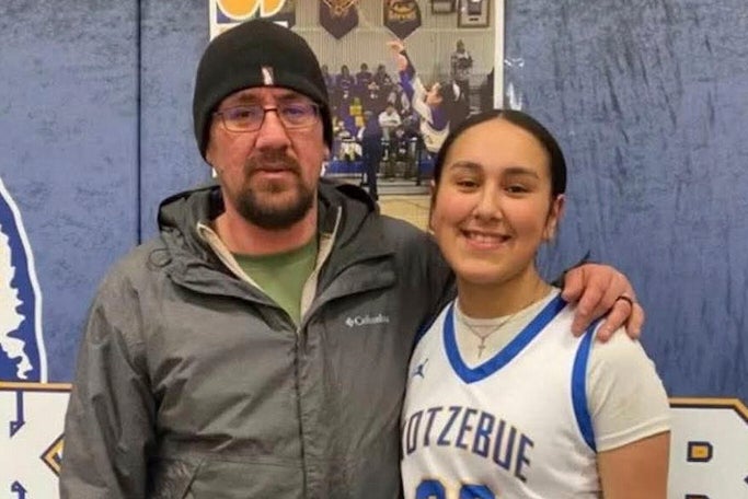 Auf diesem Foto von Jimmy Brown aus dem Jahr 2025 posiert sein Bruder Elmer Brown (links) für ein Foto mit seiner Tochter Elizabeth an der High School in Kotzebue, Alaska. Elmer Brown starb im November 2025 an Unterkühlung, nachdem er bei der Karibujagd durch das Eis gestürzt war. (Mit freundlicher Genehmigung von Jimmy Brown über AP)