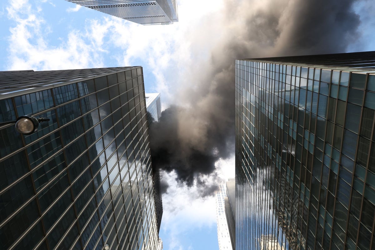 NYC fire crews rush to Midtown high-rise after fire breaks out on roof near start of St. Patrick’s Day parade – UK Times NYC fire crews rush to Midtown high-rise after fire breaks out on roof near start of St. Patrick’s Day parade – UK Times