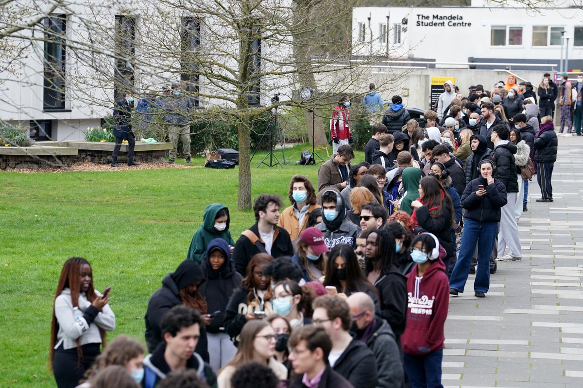 Meningitis B latest: Health chiefs dealing with unprecedented ‘super-spreader’ event as outbreak reaches London – UK Times Meningitis B latest: Health chiefs dealing with unprecedented ‘super-spreader’ event as outbreak reaches London – UK Times