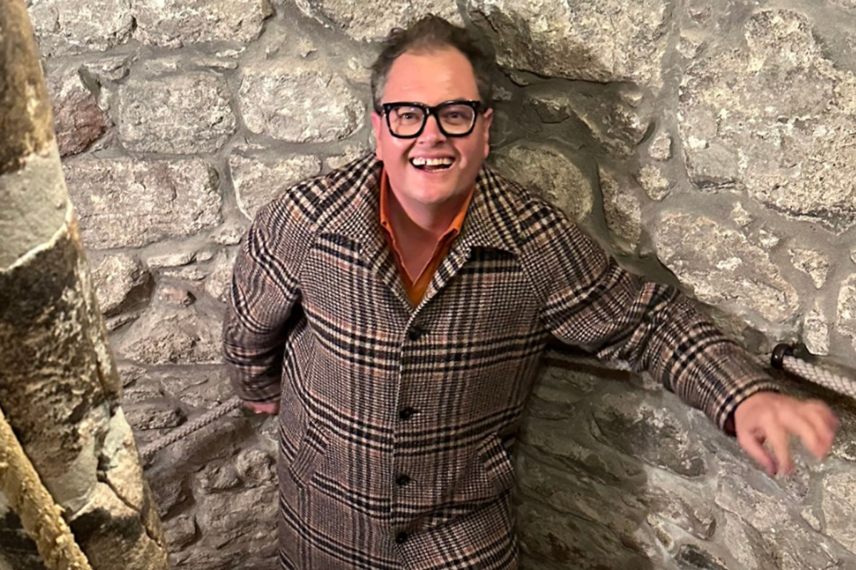 Alan Carr to become Scottish baron after buying castle: ‘I’m getting my own tartan’ Alan Carr to become Scottish baron after buying castle: ‘I’m getting my own tartan’