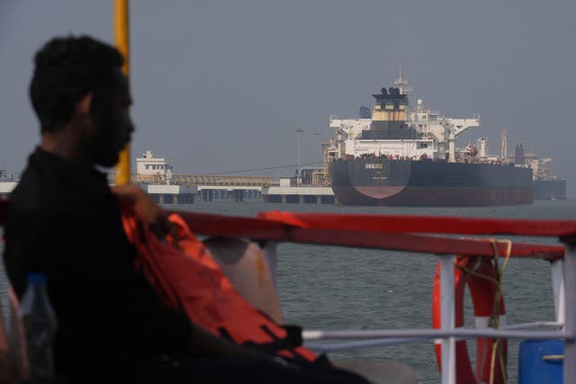 <p>El estrecho de Ormuz es considerado como una de las rutas marítimas más importantes del mundo, por la que circulan cada día 20 millones de barriles de petróleo.</p>