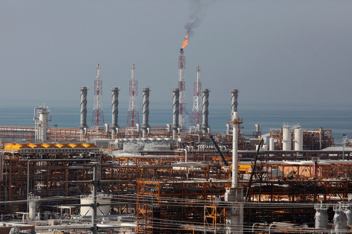 Gulf oil sites evacuated after Iran threatens imminent air strikes