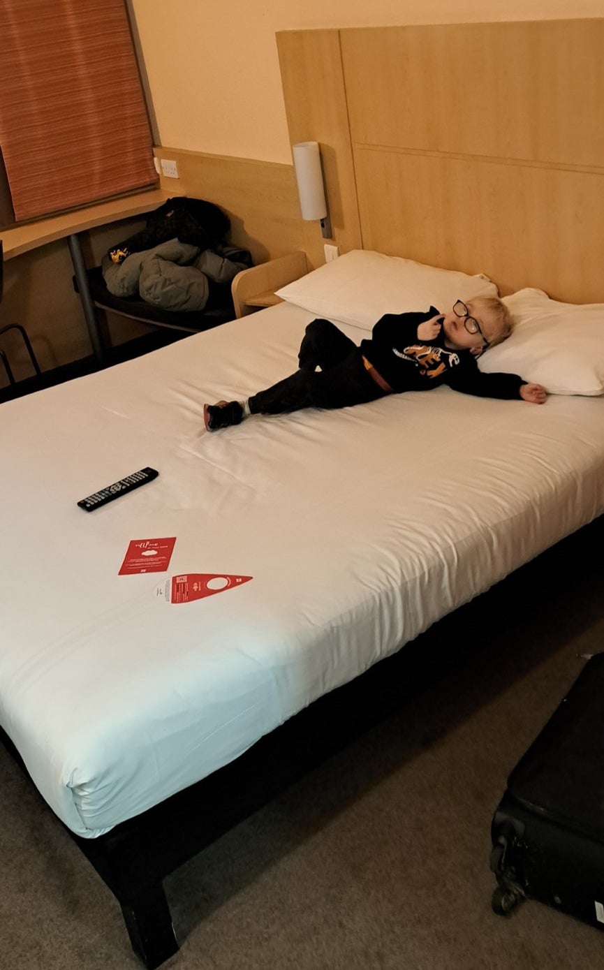 Harvey nel suo hotel la sera prima delle riprese