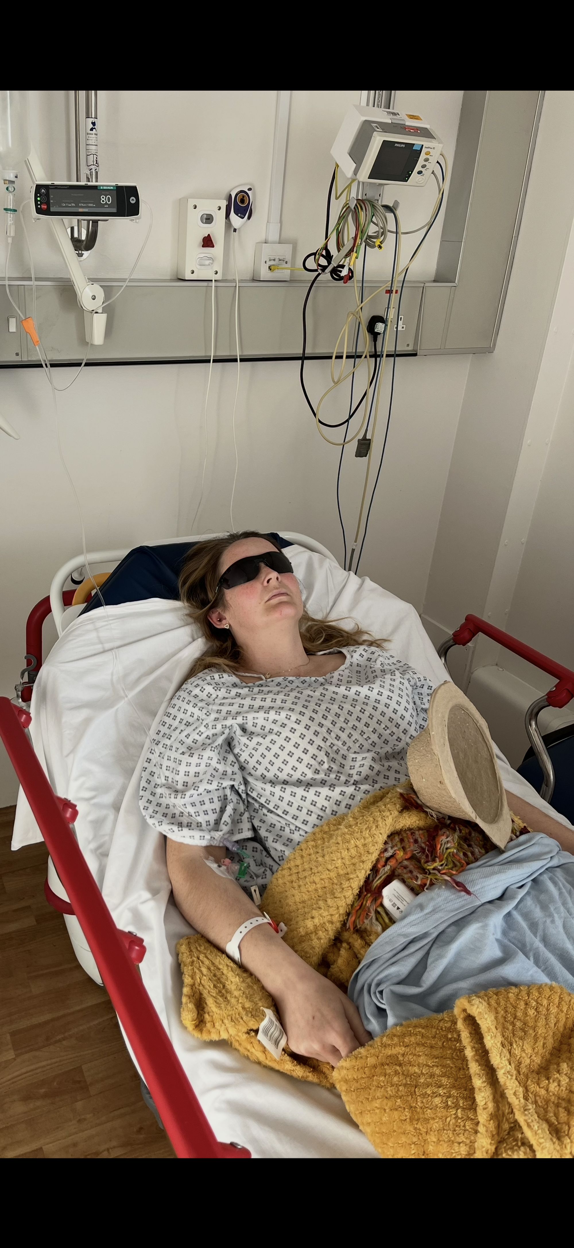 Vicki Purdey, 37, pictured in hospital with viral meningitis, is also calling on the government to offer the meningitis B vaccine to young people born before 2015