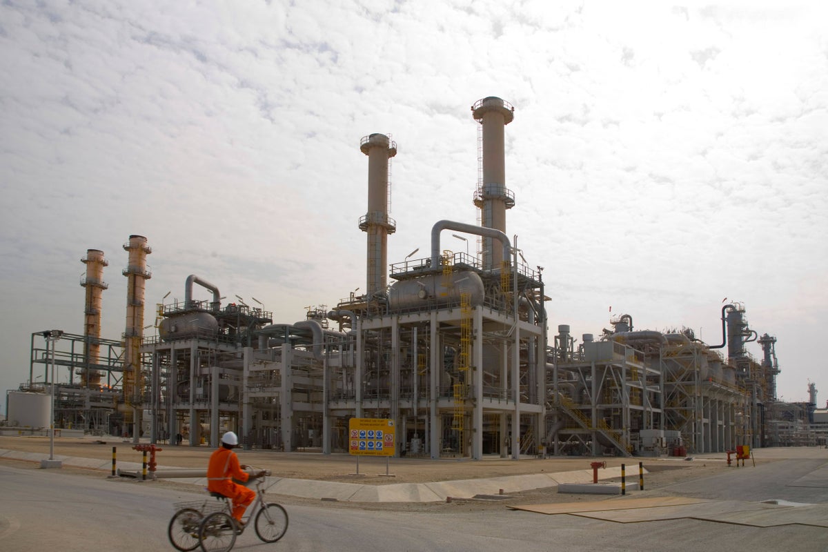 中东能源设施遭袭推动油价大涨 布伦特原油突破114美元