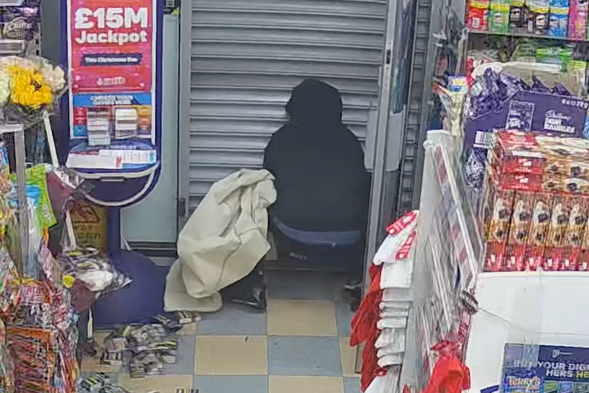 ‘Incredibly brave’ man traps armed robber inside shop he tried to raid – UK Times ‘Incredibly brave’ man traps armed robber inside shop he tried to raid – UK Times