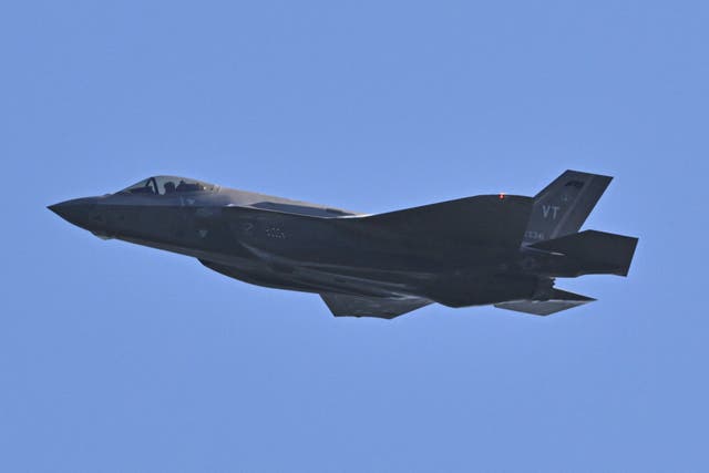 <p>Un avión de combate F-35 estadounidense se vio obligado a realizar un aterrizaje de emergencia en Oriente Medio después de que, según se informa, fuera alcanzado por fuego iraní. En la imagen, un caza F-35A de la Fuerza Aérea de EE. UU. sobrevolando Puerto Rico en diciembre</p>