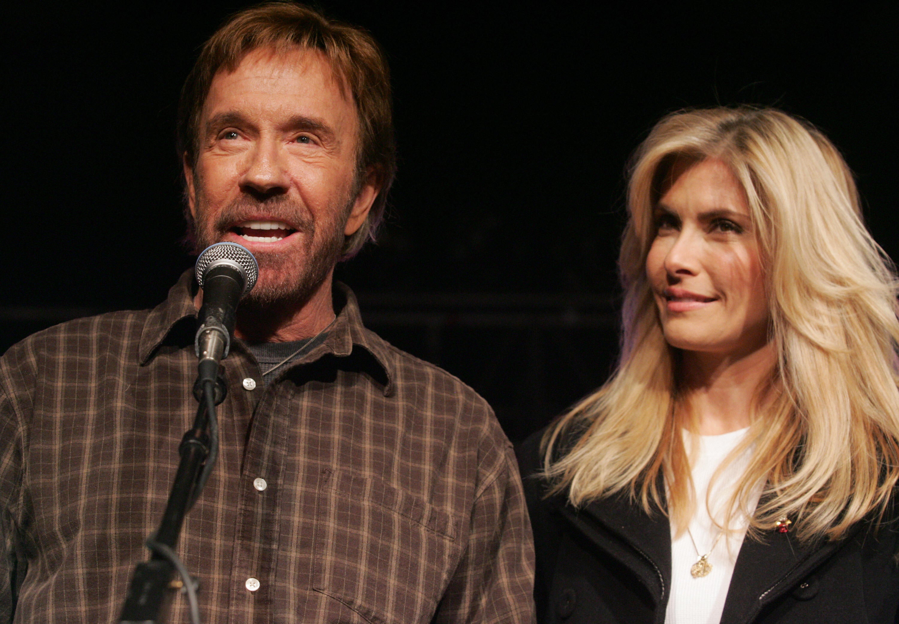 Chuck Norris e sua moglie, Gena O'Kelley, parlano a una manifestazione a sostegno di Mike Huckabee nel 2008