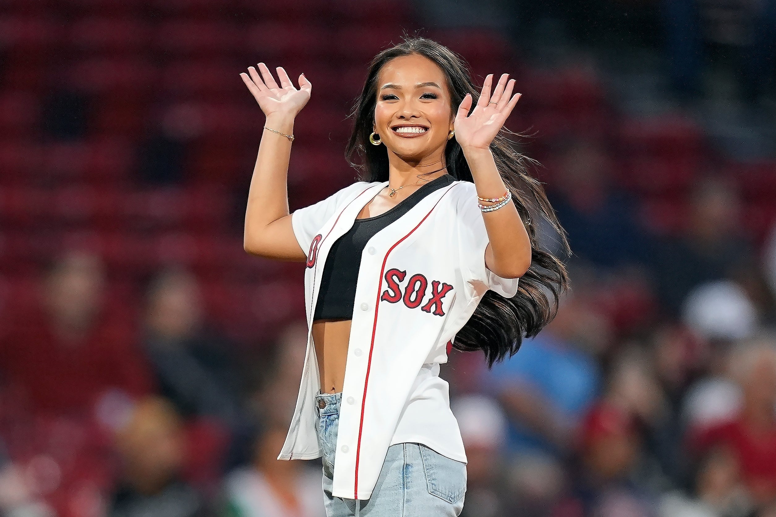 Jenn Tran saluta prima di lanciare il primo lancio cerimoniale prima di una partita di baseball tra i Boston Red Sox e i Chicago White Sox il 7 settembre 2024 a Boston