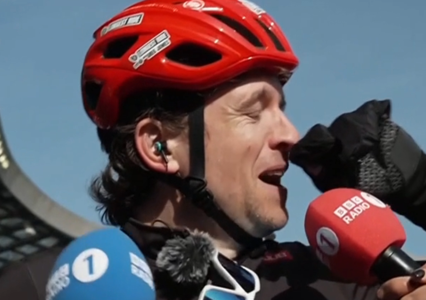 Greg James cruza a linha de chegada no desafio de bicicleta da Comic Relief