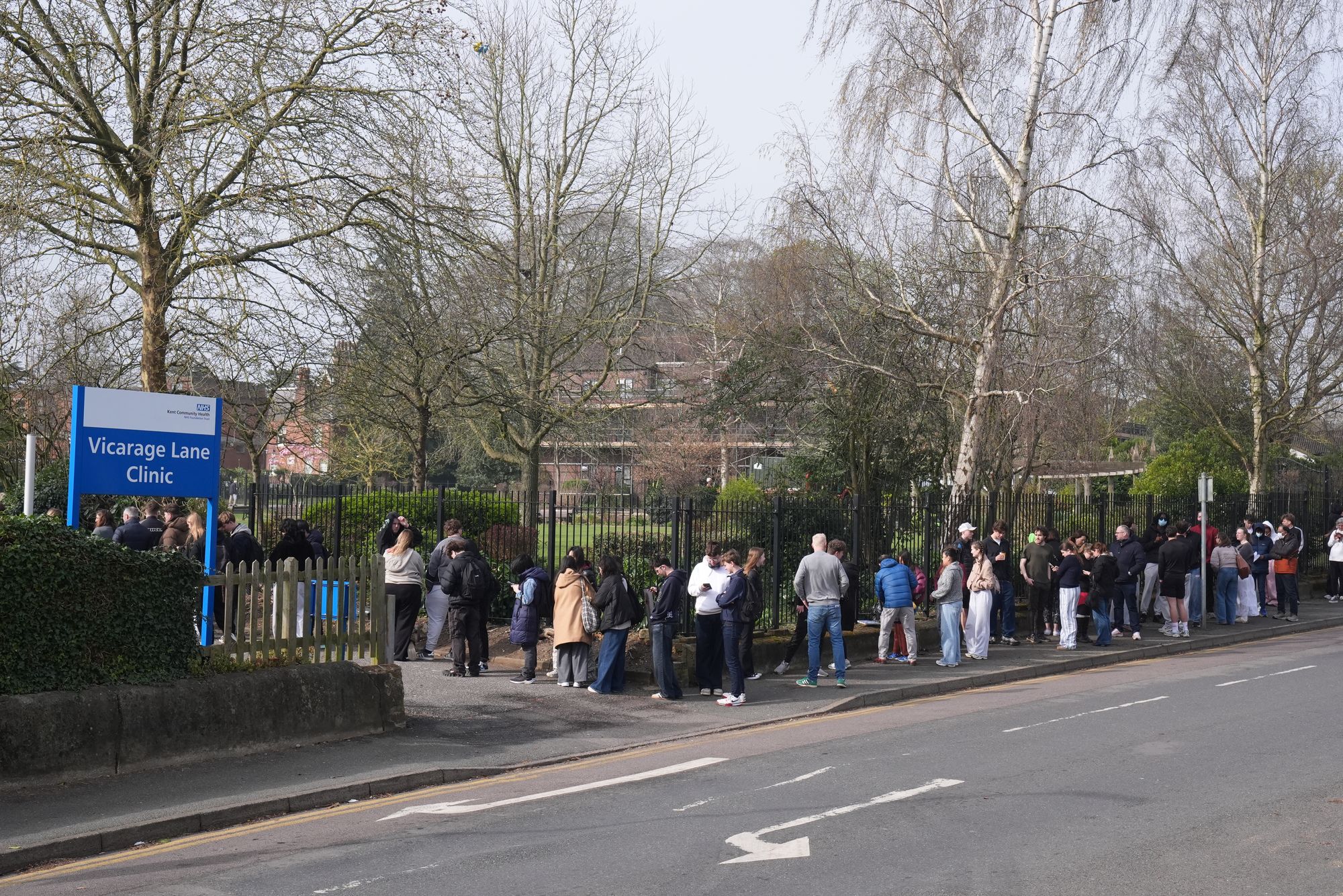 People are waiting in line at vaccine clinics in Kent (PA)