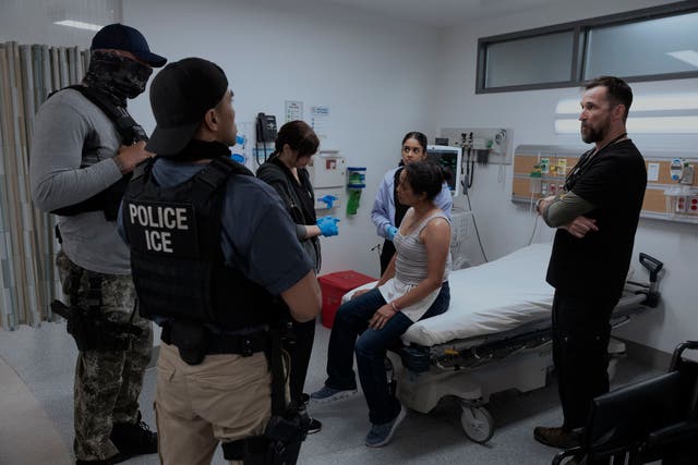 <p>El último episodio de ‘The Pitt’ abordó el tema de los agentes de ICE en Estados Unidos  </p>