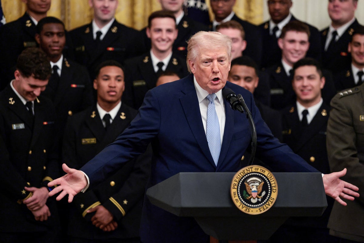 Trump cracks that ‘size does matter’ as he confuses gender-war sports rhetoric in ramble to Navy football team – UK Times Trump cracks that ‘size does matter’ as he confuses gender-war sports rhetoric in ramble to Navy football team – UK Times