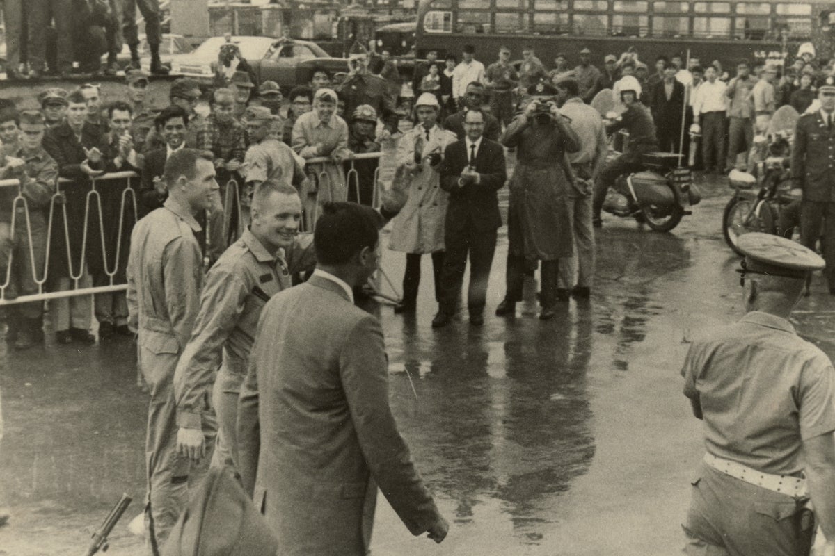 Newly discovered photos show Neil Armstrong after near-fatal NASA mission in 1966 – UK Times Newly discovered photos show Neil Armstrong after near-fatal NASA mission in 1966 – UK Times