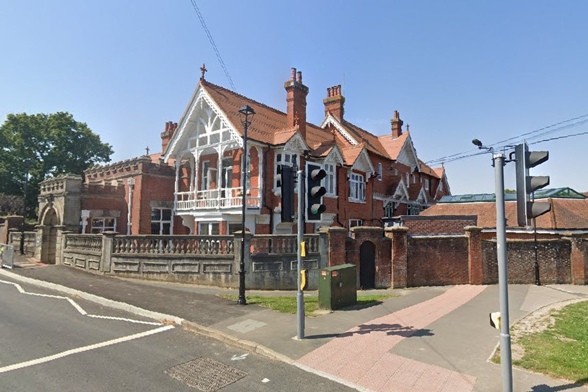 Teacher at £30,000-a-year boarding school struck off after declaring love to pupil – UK Times Teacher at £30,000-a-year boarding school struck off after declaring love to pupil – UK Times