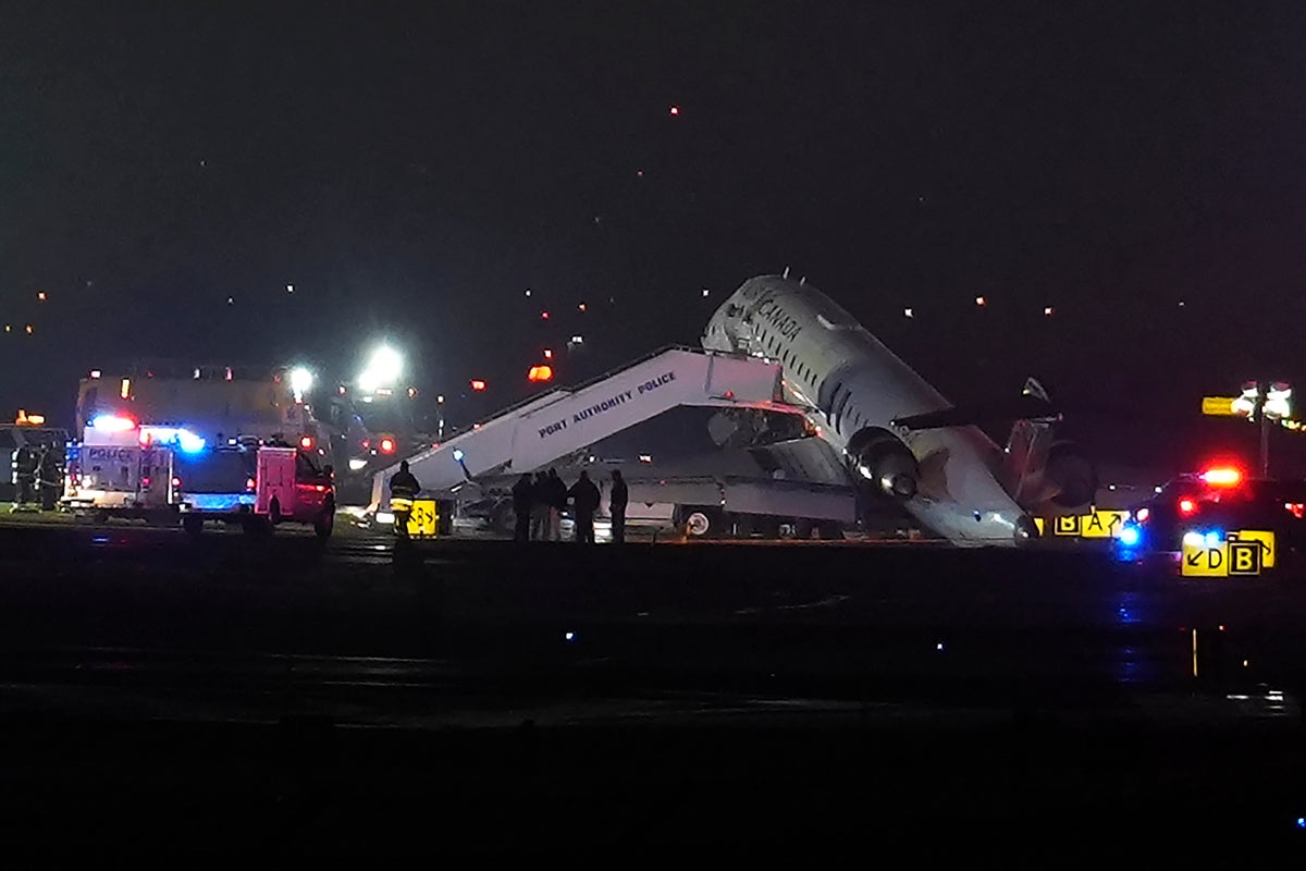LaGuardia plane crash latest: Pilot and co-pilot killed after Air ...