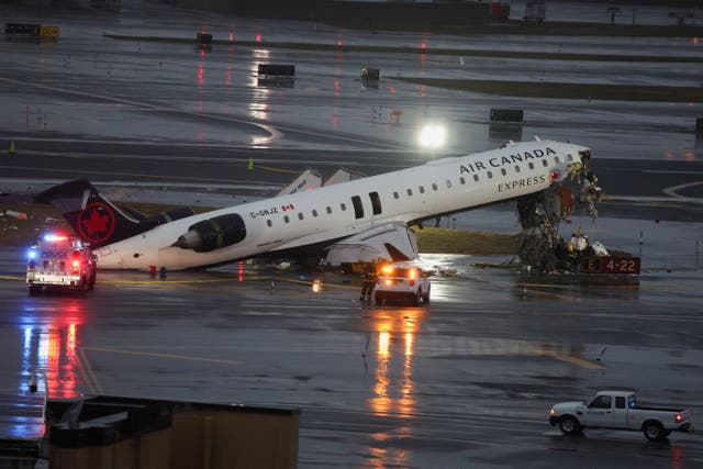<p>Audio revela gritos de controlador aéreo segundos antes del choque en LaGuardia </p>