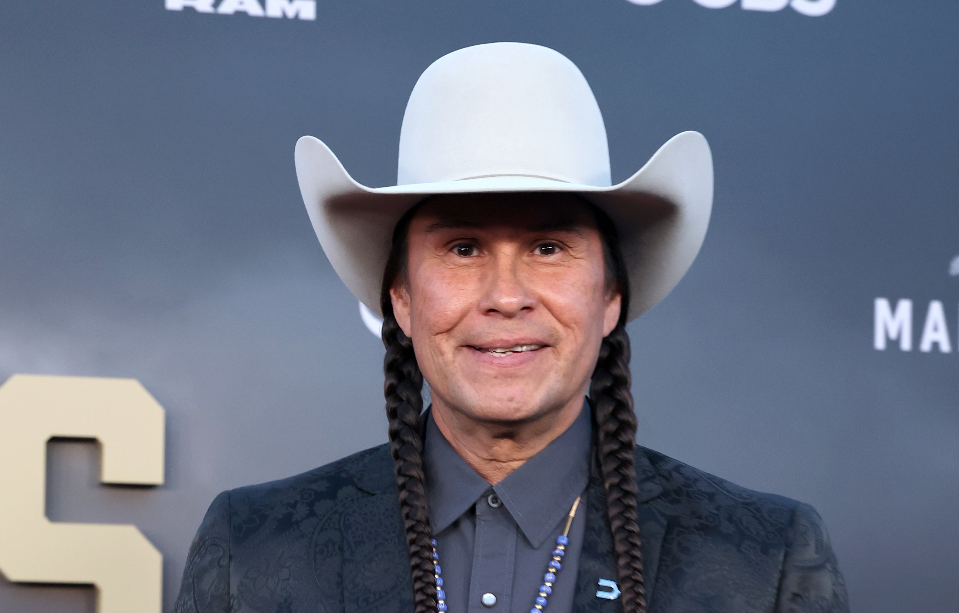 Mo Brings Plenty ha accusato il dipartimento di polizia di aver cancellato la morte di suo nipote 