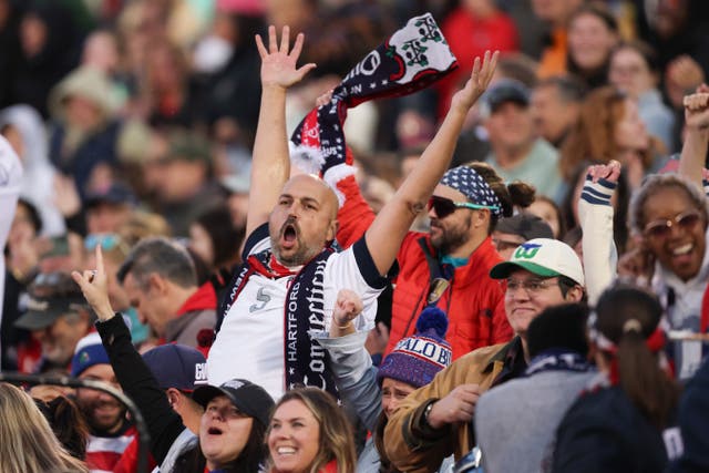 <p>Aficionados de Estados Unidos celebran el tercer gol ante Portugal en un amistoso en Connecticut </p>