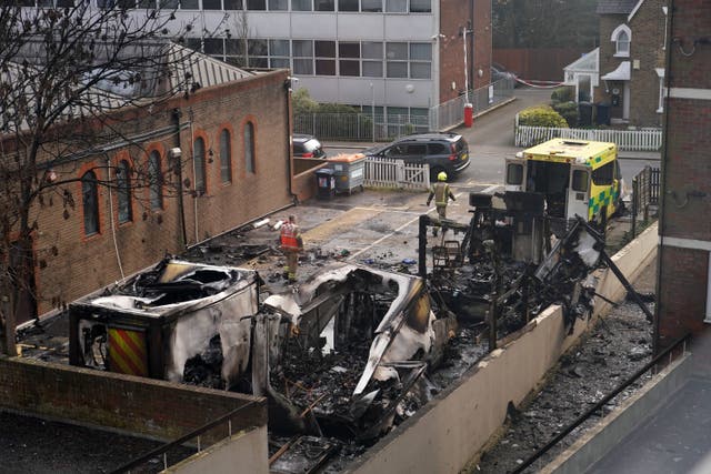 <p>Incendian cuatro ambulancias en Golders Green  </p>