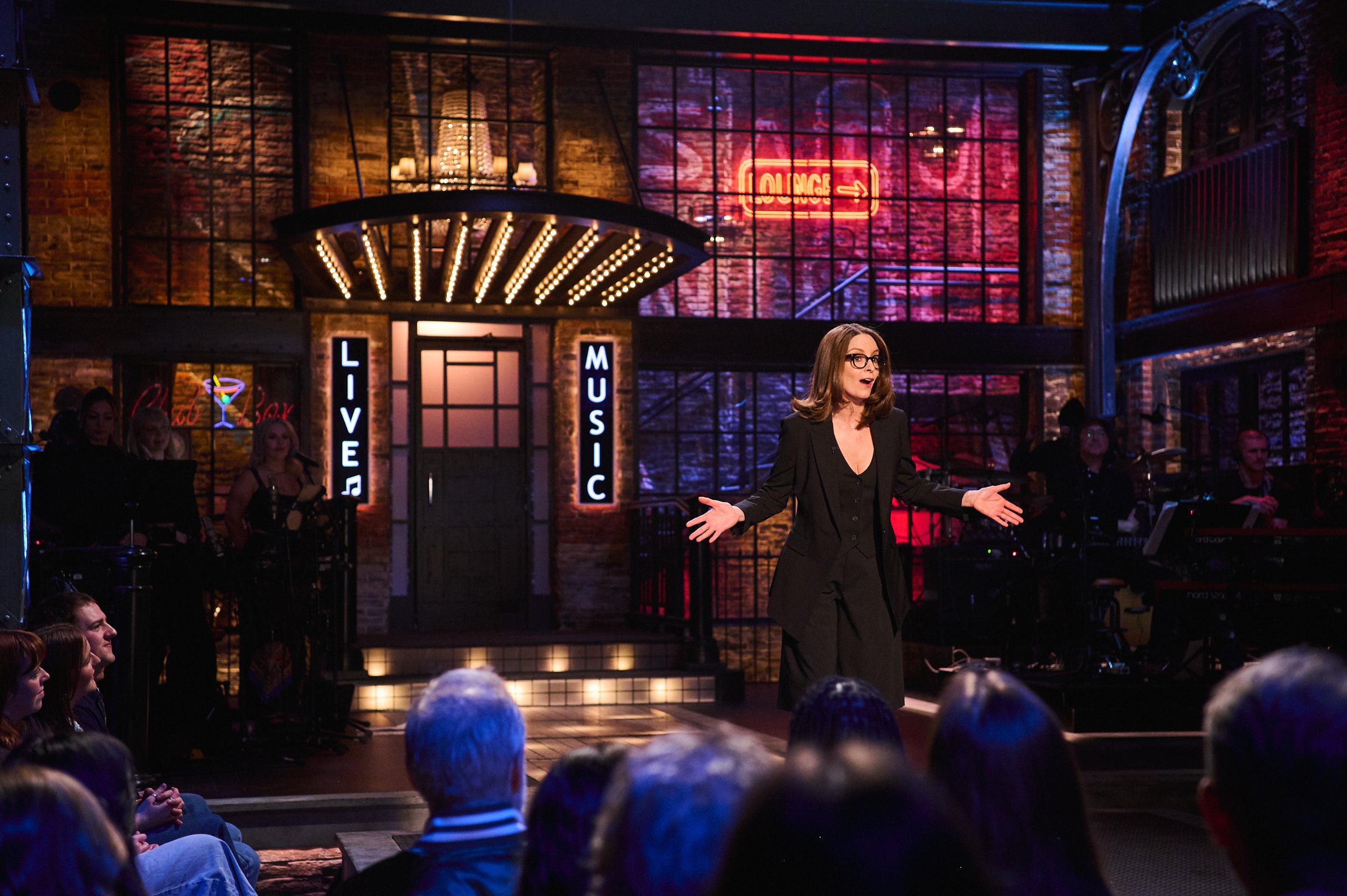 Tina Fey ha ospitato il primo episodio di 'Saturday Night Live UK'