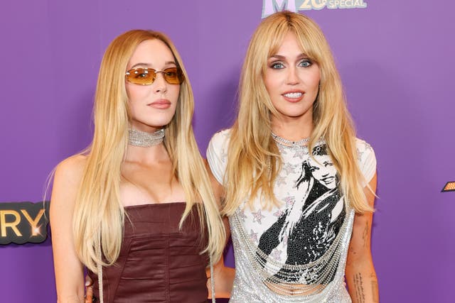 <p>Miley Cyrus afirma que Alex Cooper, presentadora de ‘Call Her Daddy’, es una “superfan” de ‘Hannah Montana’ y bromeó diciendo que Cooper se había mudado a la casa vecina de la suya en una decisión “inquietante”</p>