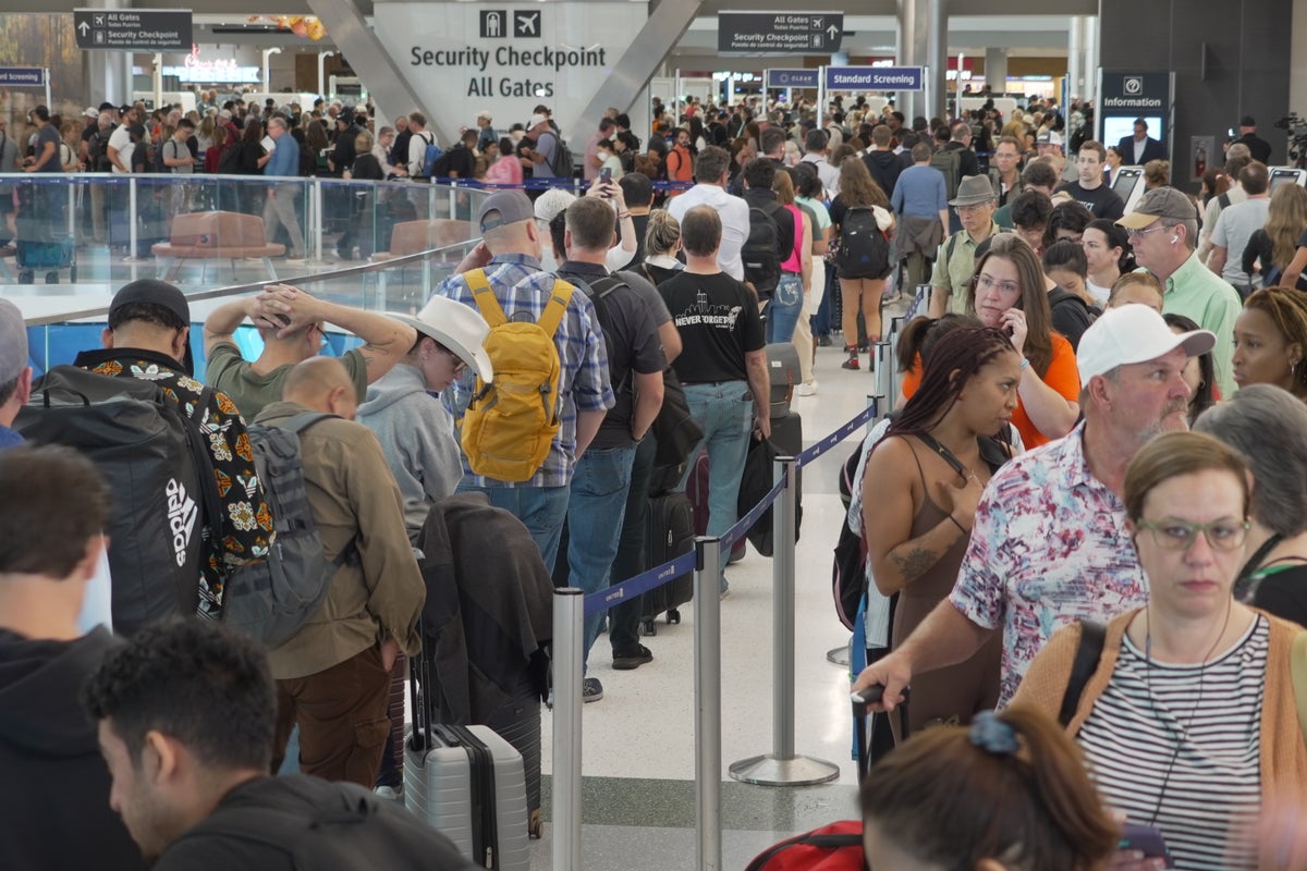 Major airline suspends special treatment for Congress amid TSA chaos