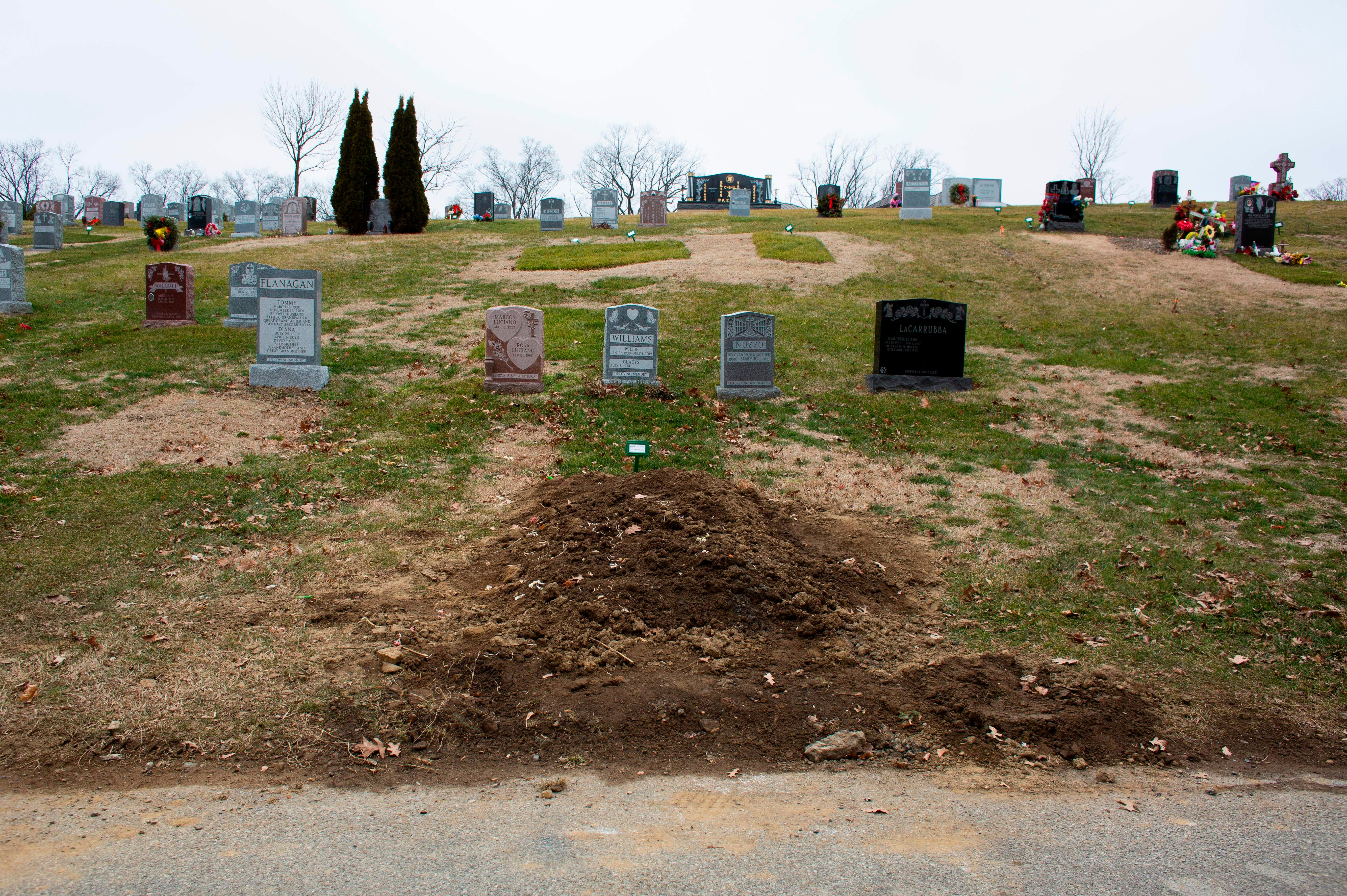 Texas cemetery slapped with $1M lawsuit after burying the wrong person