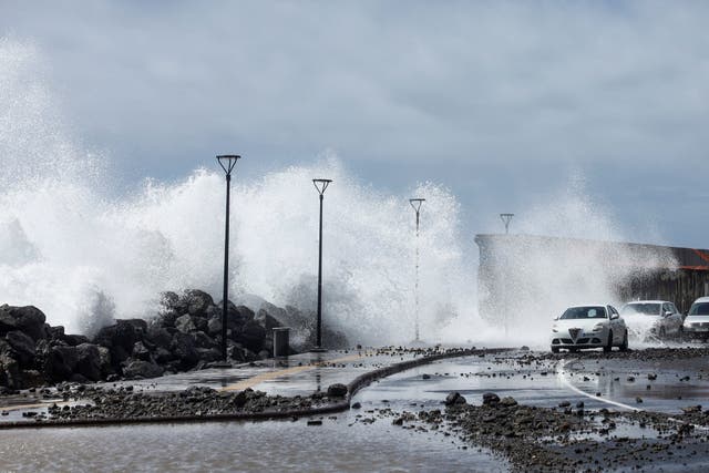 <p>Olas fuertes rompen contra una carretera en el puerto de Arguineguín, en la isla de Gran Canaria, durante la tormenta Therese, el 20 de marzo.</p>
