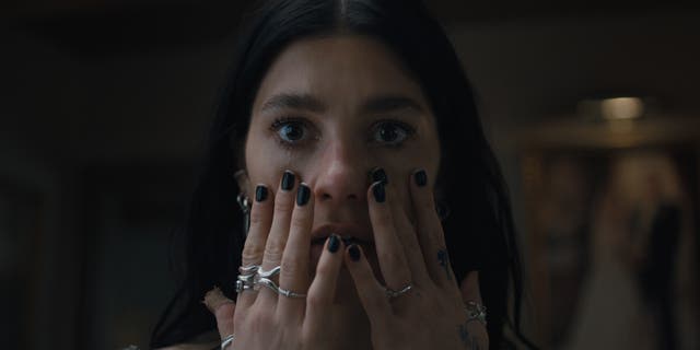 <p>Camila Morrone en ‘Algo terrible está a punto de suceder’</p>