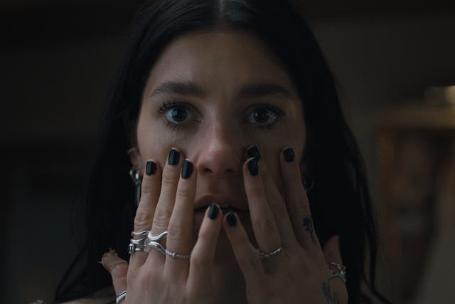 <p>Camila Morrone en ‘Algo terrible está a punto de suceder’</p>