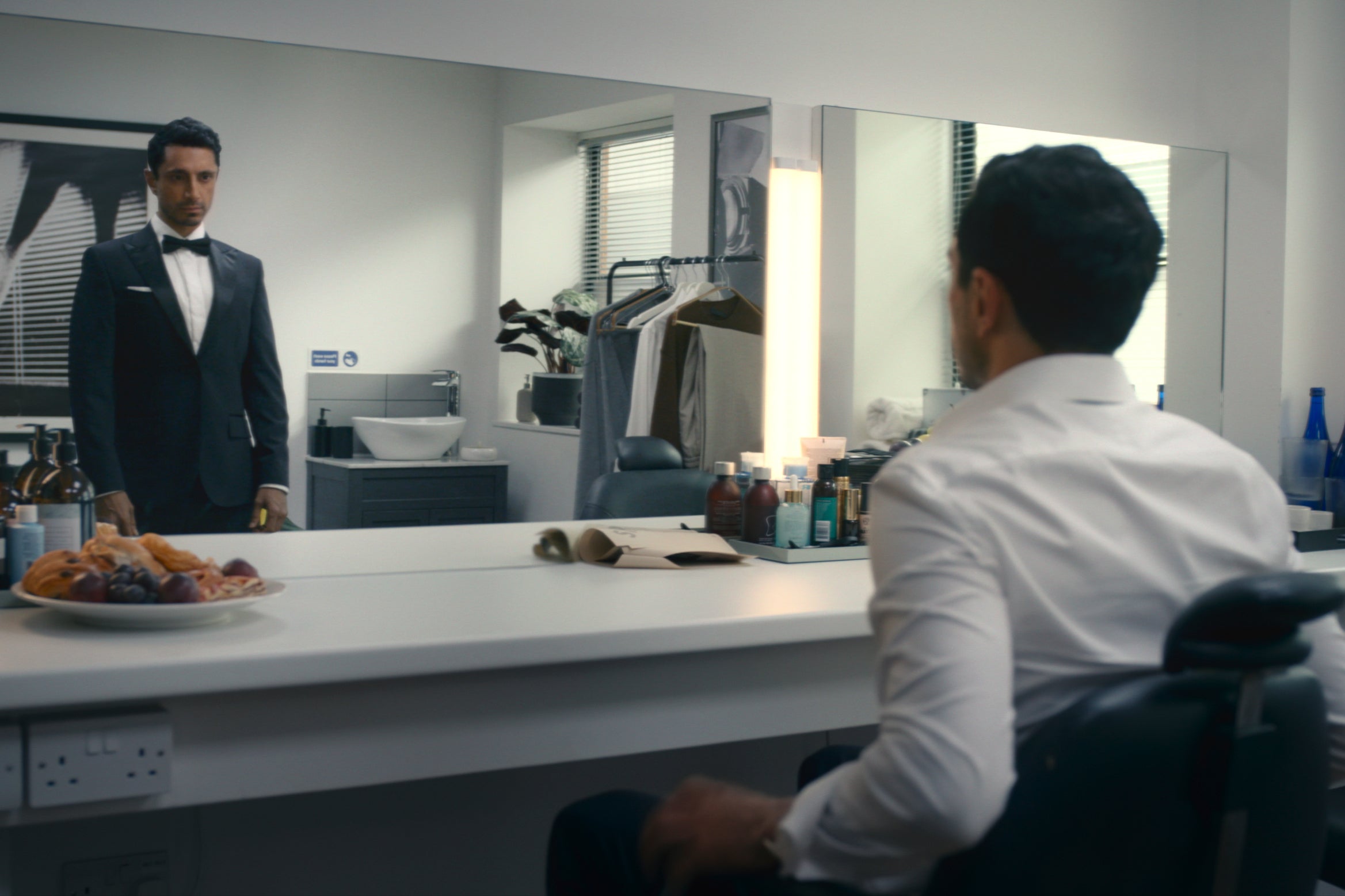 Riz Ahmed si ritrova faccia a faccia con se stesso nei panni di James Bond in 