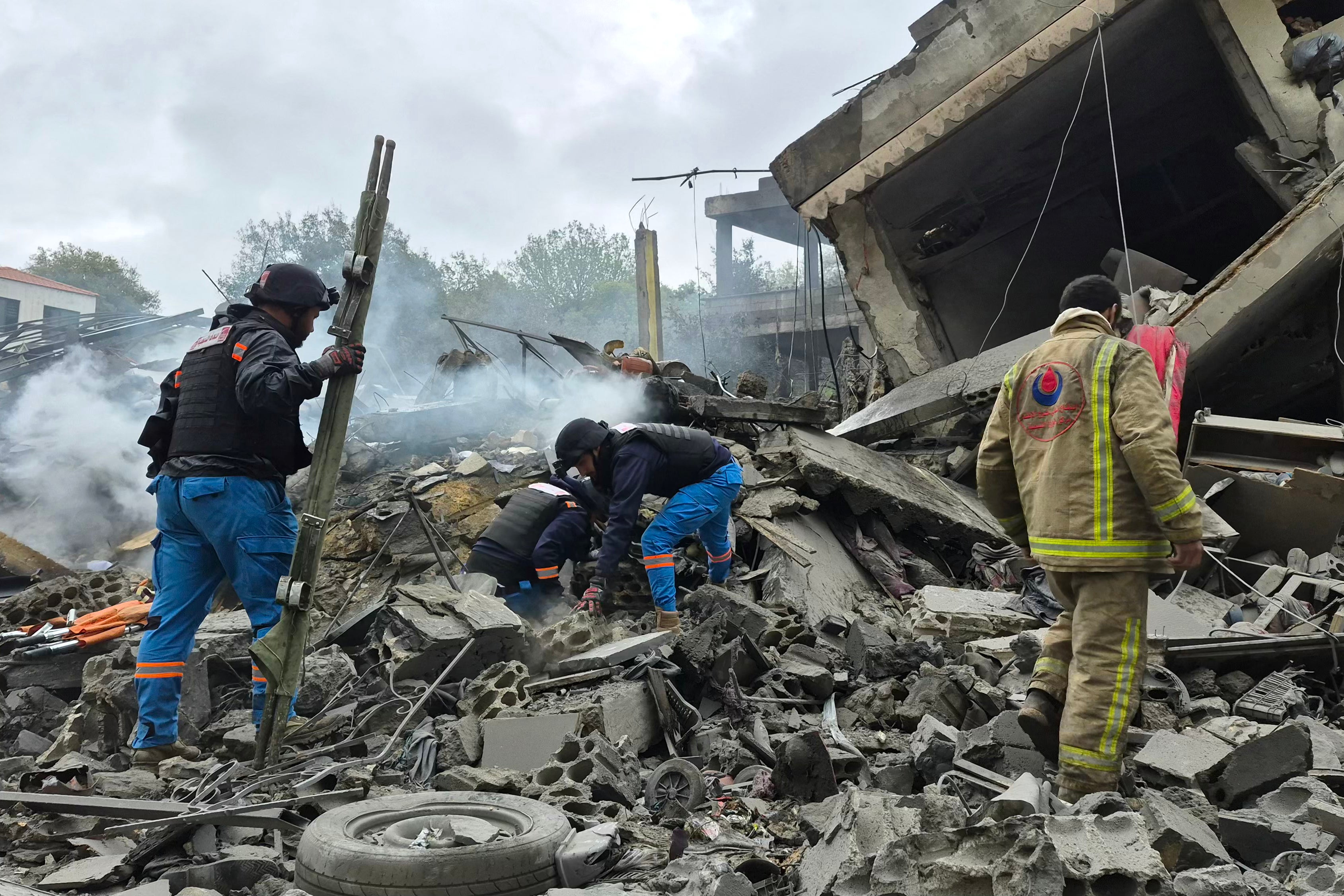 Οι ανταποκριτές πρώτων βοηθειών φαίνονται στο σημείο της ισραηλινής αεροπορικής επιδρομής