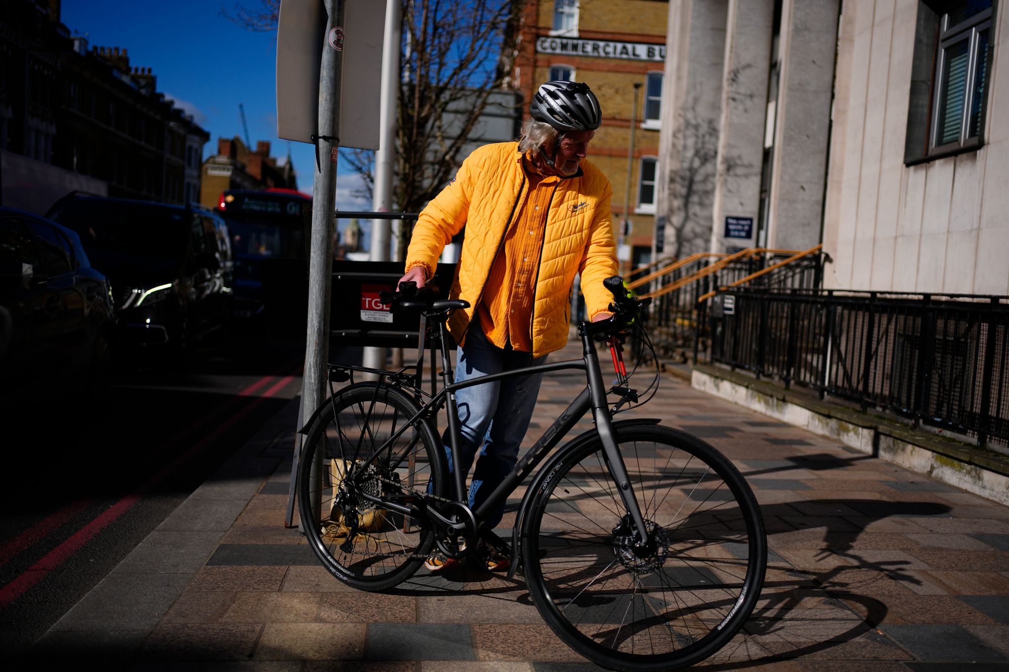 L'ex presentatore di Top Gear James May è arrivato giovedì mattina alla pretura di Lavender Hill in bicicletta indossando una maglietta e un cappotto arancioni