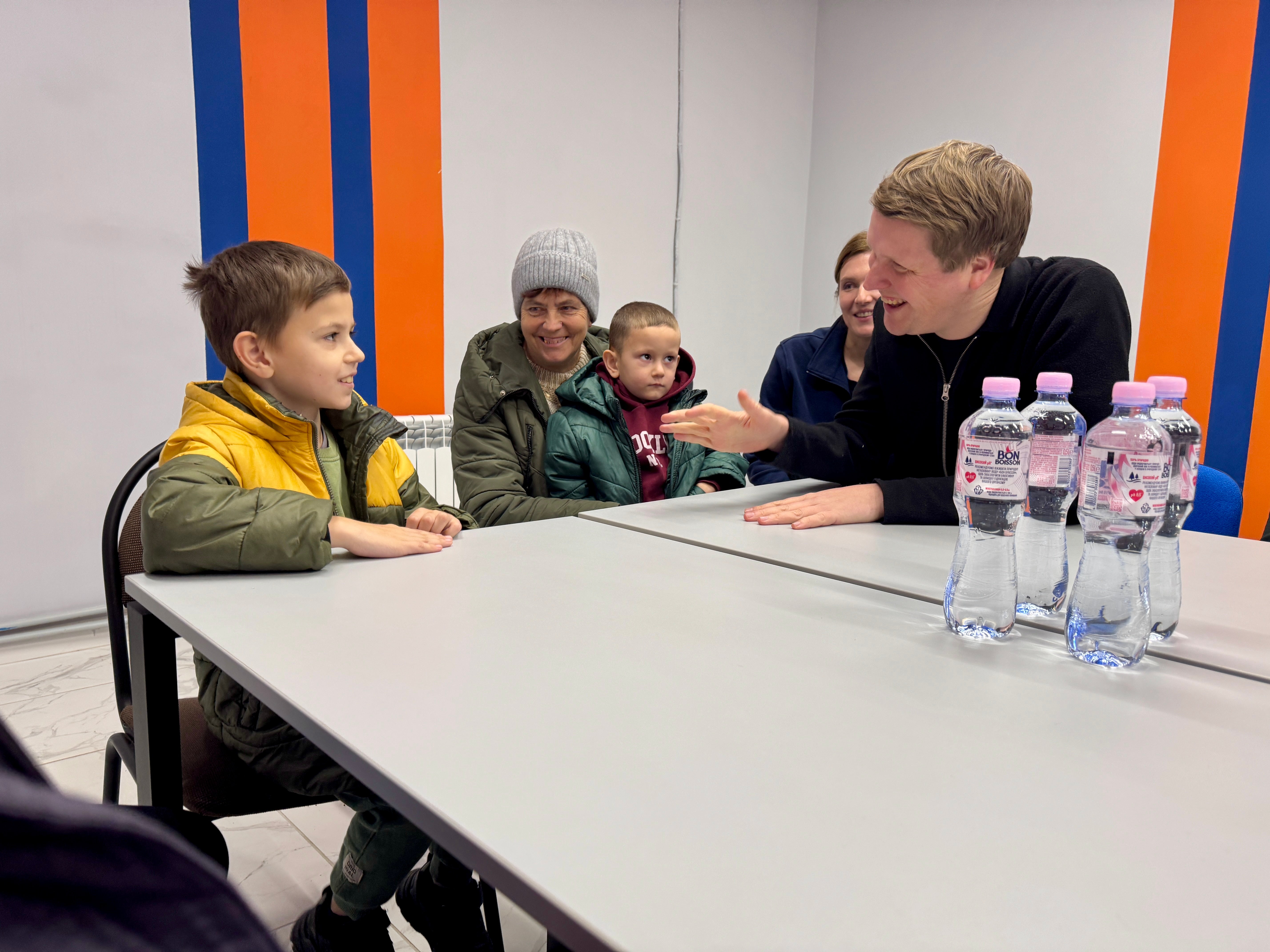 Minister Aukrust speaks to children in Ukraine in November 2025