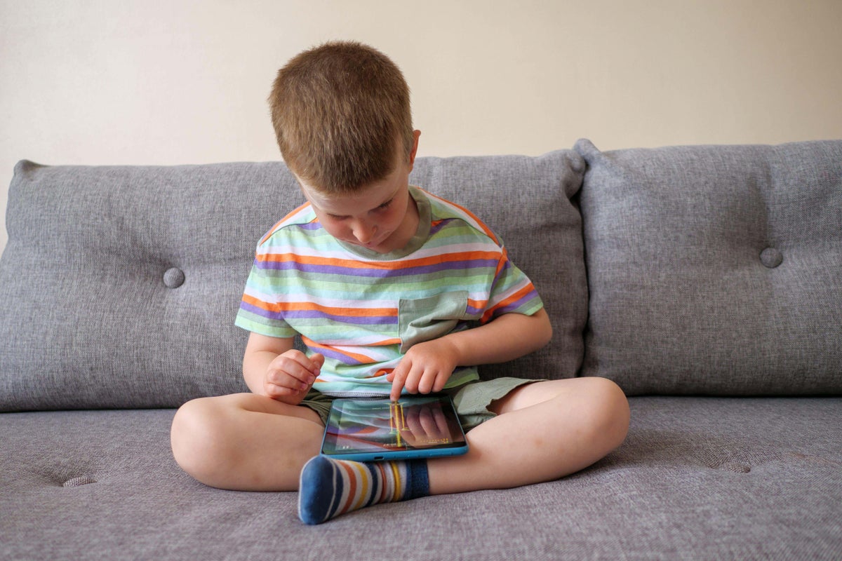 Under-fives should not be on screens for more than an hour a day, parents told