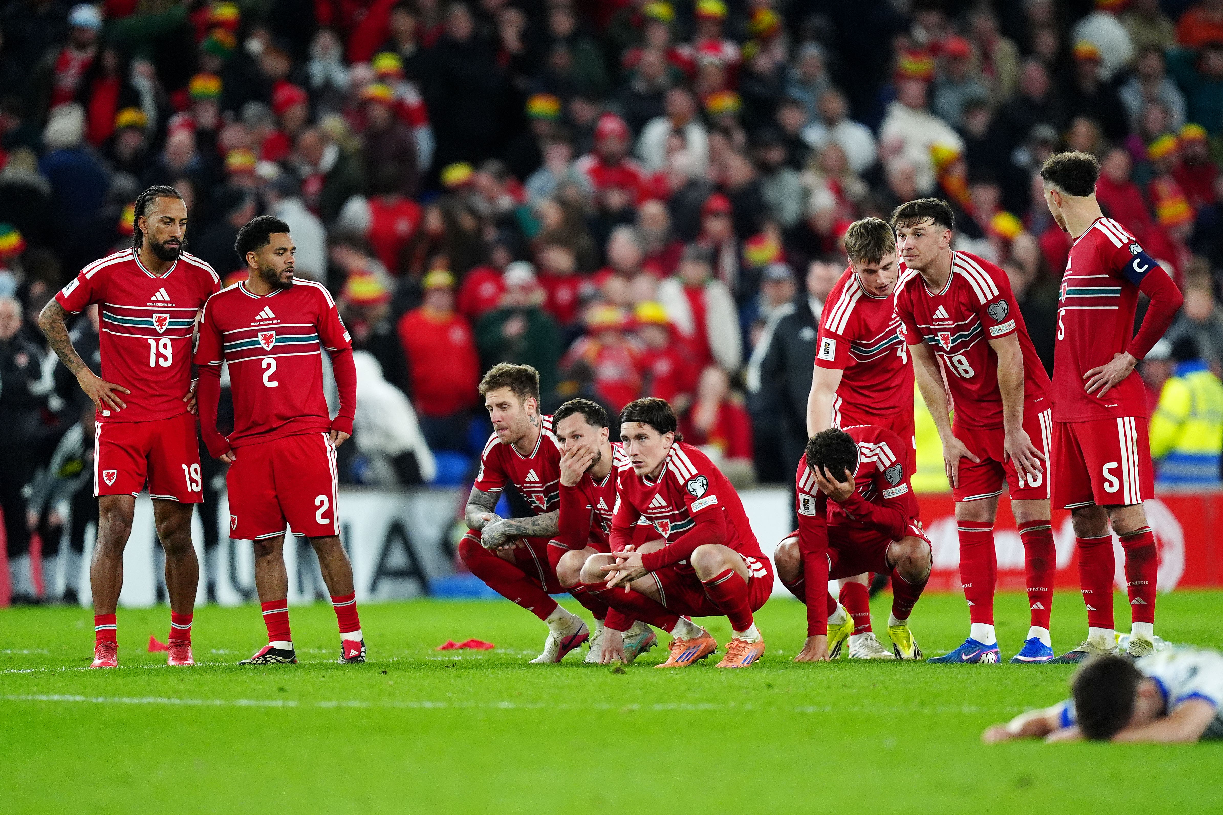 Hai đội tuyển tuột vé World Cup cay đắng dù có lợi thế 2 Wales endure more penalty heartbreak as World Cup hopes crushed by Bosnia | The Independent