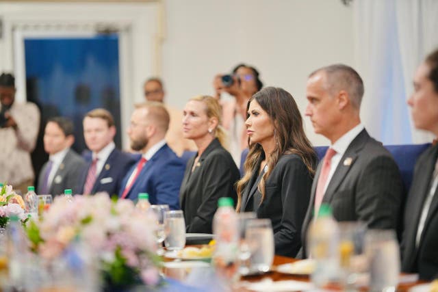<p>La exsecretaria de Seguridad Nacional, Kristi Noem, fue fotografiada acompañando a su asesor de confianza, Corey Lewandowski, en una visita oficial a Sudamérica, en medio de acusaciones de que ambos mantienen una relación sentimental financiada con dinero de los contribuyentes.</p>