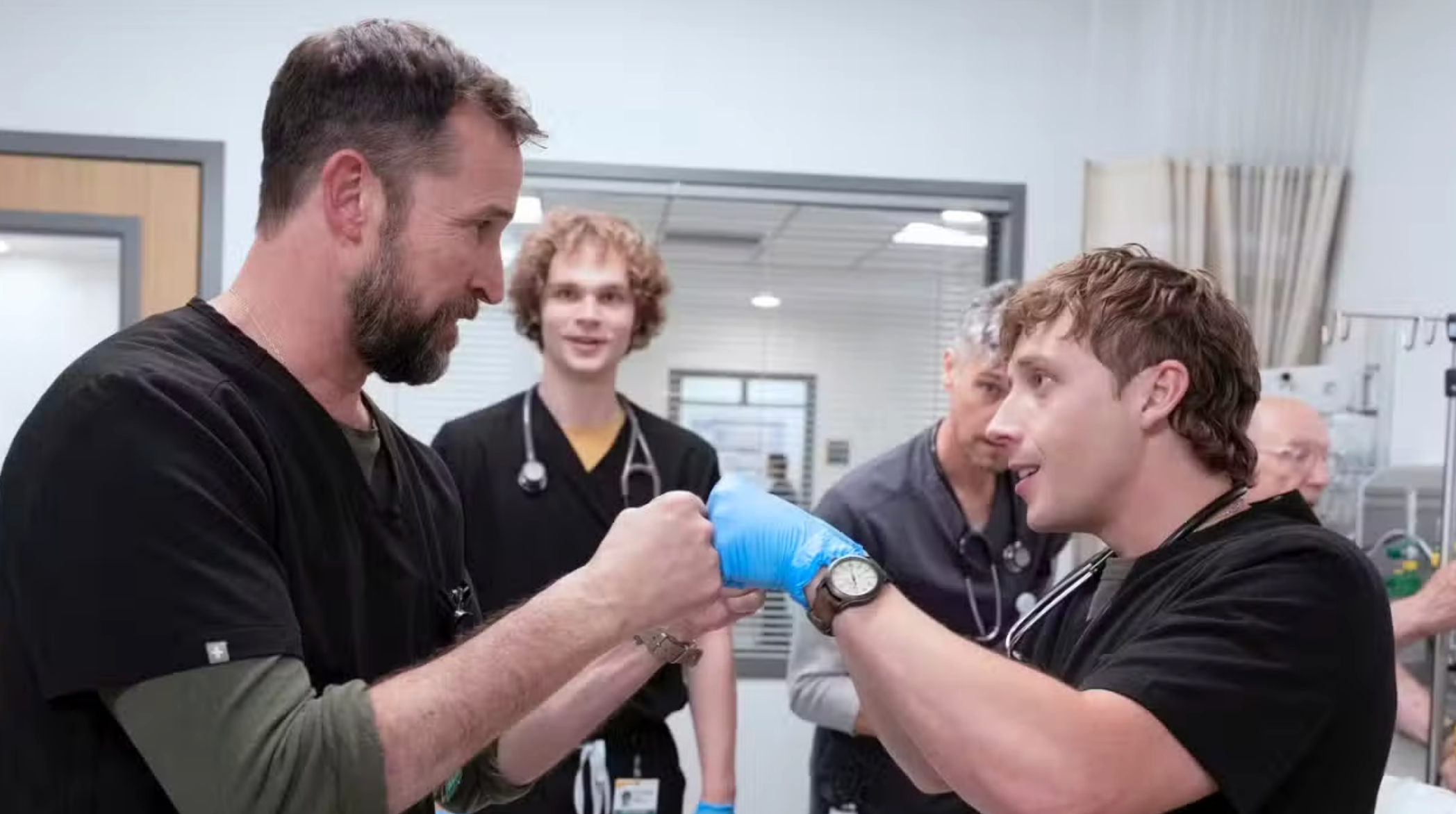 Noah Wyle e Gerran Howell in 'The Pitt'