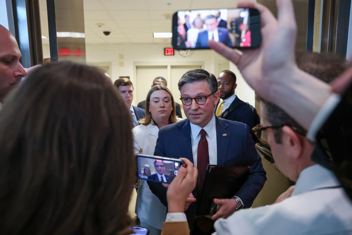 Johnson, havaalanı krizini çözmek için tasarıyı torpilledi ve Lider Thune'un Senato'nun kontrolünde olmadığını ima etti