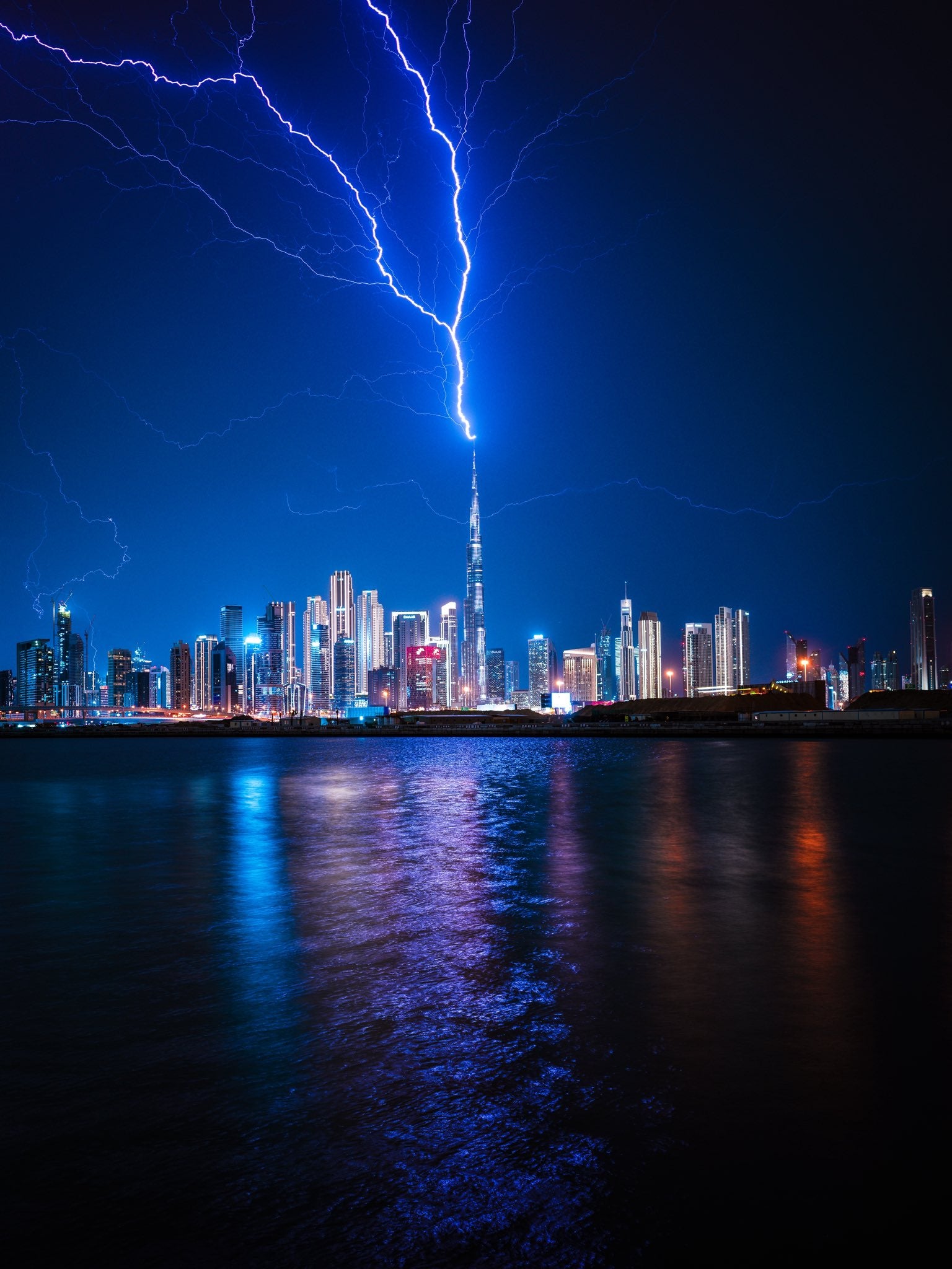 World&rsquo;s tallest building struck by lightning as Dubai hit by heavy storms