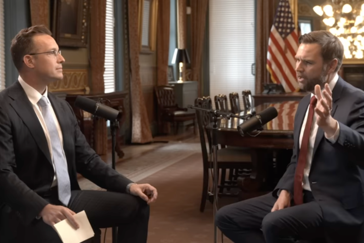 JD Vance, Joe Rogan'ın 'zeki olmayan' MAGA seçmenlerini alt etmesine yanıt veriyor