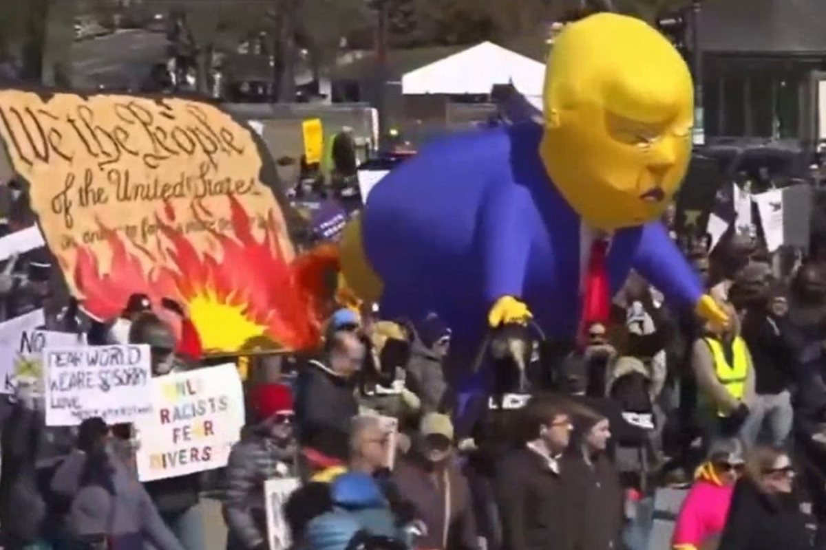 'Kral Yok' protestocuları Trump'ın ABD Anayasası'na dışkısını yapan kuklayı geçit töreninde sergiledi