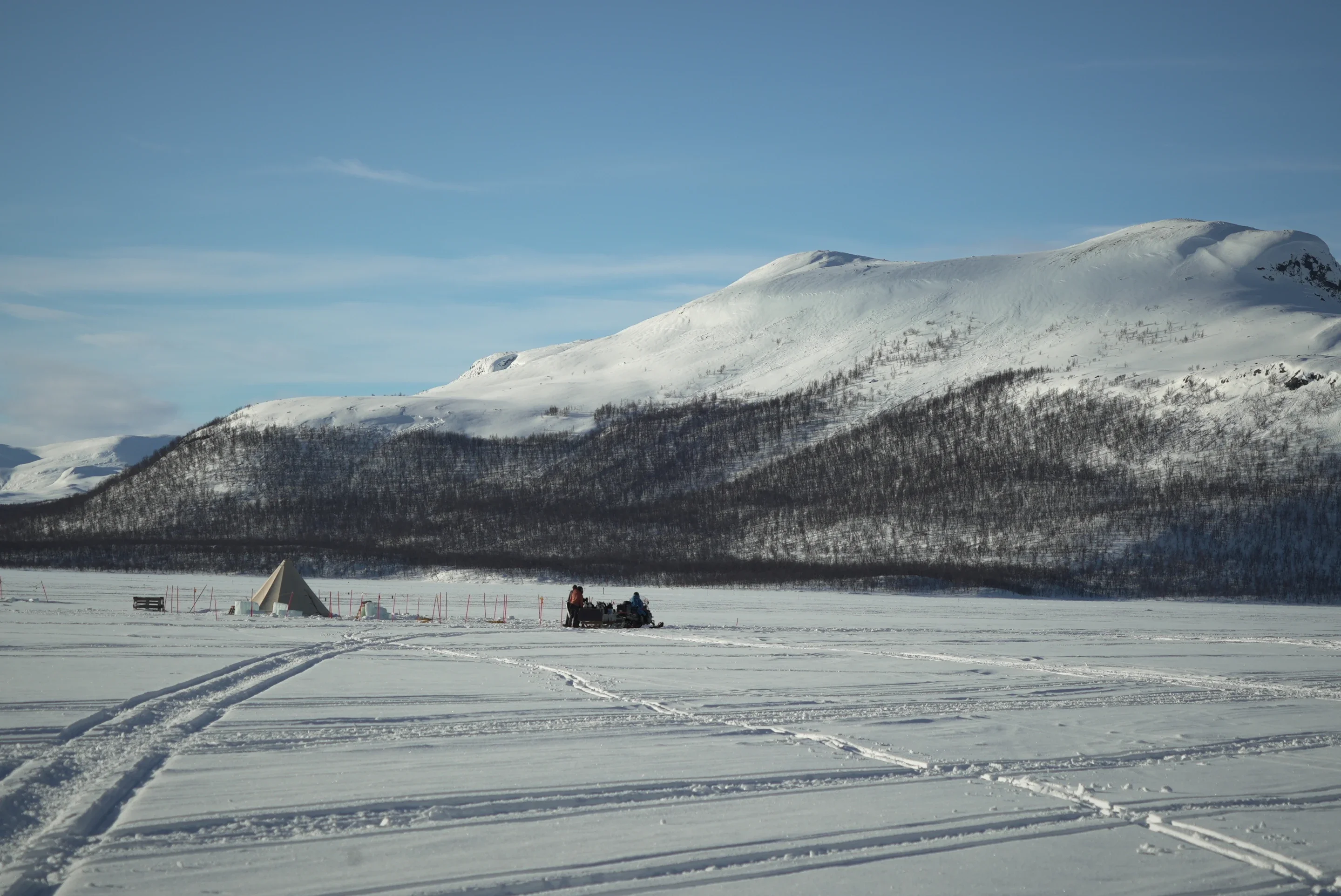 Ein Schneemobil parkte am Kilpisjärvi-See während eines Polar Scientific Diving-Kurses in Kilpisjärvi, Finnland, am 15. März 2026. (AP Photo/Kostya Manenkov)