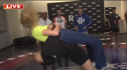 Il wrestler Kennedy Blades ha ribaltato Abby Hornacek durante il segmento di sabato che promuoveva la RAF Wrestling