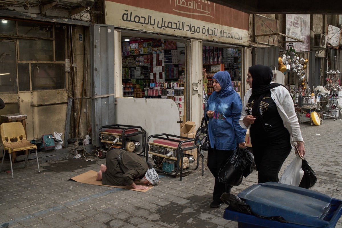 Photos show daily life in Iraq's Basra near Iranian border as war slows trade